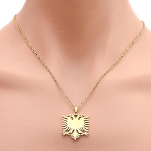 Op de afbeelding: Een gouden ketting met een hanger met de Albanese dubbelkoppige adelaar.