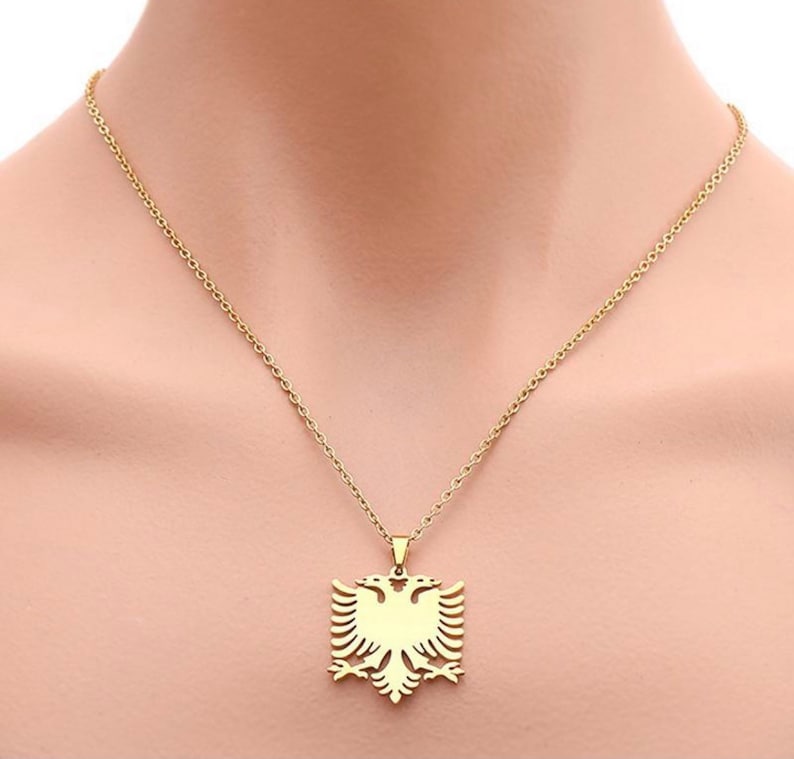 Op de afbeelding: Een gouden ketting met een hanger met de Albanese dubbelkoppige adelaar.