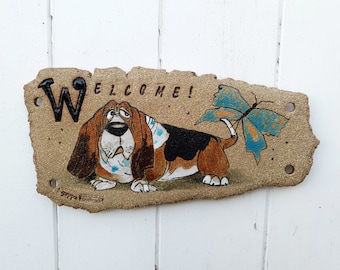 Panneau de bienvenue fait à la main avec chien Basset et papillon bleu, panneau de porte en céramique, décoration de la maison, cadeau d’amoureux des chiens, ornement de jardin