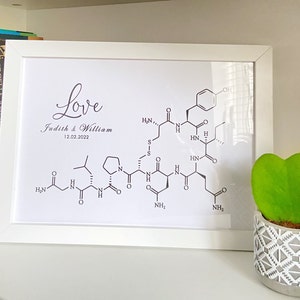 Stampa personalizzata di nomi, molecola dell'amore, serotonina, ossitocina chimica, stampa di nomi di coppia, regalo di matrimonio e anniversario. Cornice bianca A4