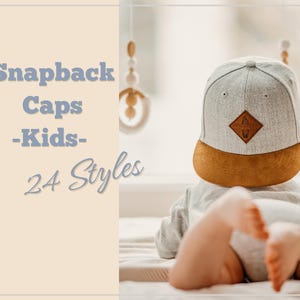 Może przedstawiać: Dziecko w szarej i brązowej czapce z daszkiem z naszywką skórzaną z napisem "AW". Czapka jest typu snapback. W obrazie widoczny jest tekst "Snapback Caps -Kids- 24 Styles".