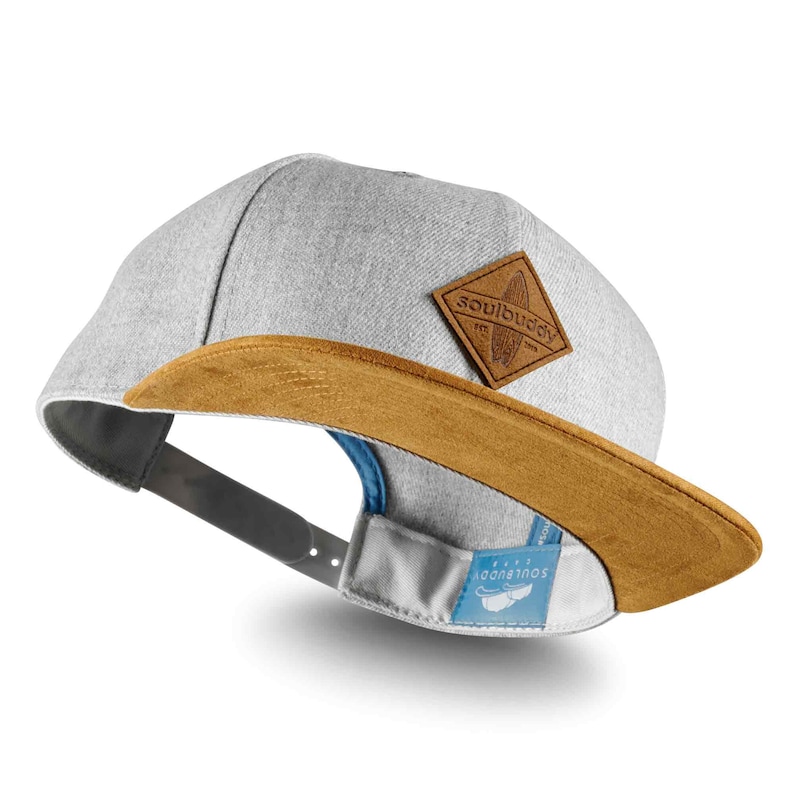 Seitliche Ansicht der Snapback Cap in Dunkelgrau. Der dunkelgraue Schirm ist gut sichtbar.