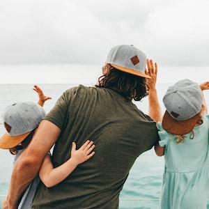 Familien Caps 3er-Set Hellgrau — Cap Vater Sohn — Vater Sohn Partnerlook — Geschwister Outfit — Familien Outfit — Partnerlook Familie