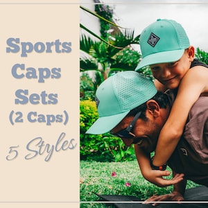 Könnte beinhalten: Zwei Personen tragen hellblaue Sportkappen mit Mesh-Einsätzen. Die Kappen haben ein kleines rautenförmiges Logo auf der Vorderseite. Der Text "Sports Caps Sets (2 Caps) 5 Styles" ist im Bild sichtbar.