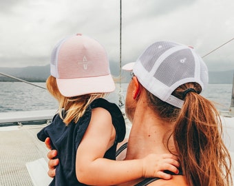 Muttertag Geschenk | Partnerlook Mutter Tochter | Geschenk Mama | Familien Partnerlook Trucker Caps 2er-Set | Rosa-Weiß