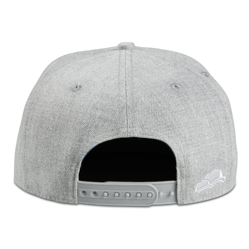 Nahaufnahme der Rückansicht der dunkelgrauen Snapback Cap mit dem größenverstellbaren Kunststoff-Druckknopfverschluss (Snap) in passender dunkler Farbe.