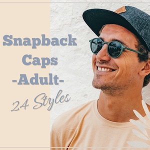 Ein Mann mit Sonnenbrille trägt die Snapback Cap in Dunkelgrau vor einem hellen Hintergrund. Die Cap ist das perfekte Accessoire für Herren und ein tolles Geschenk.