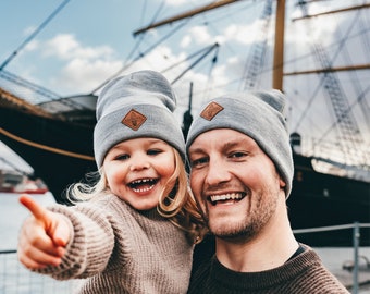 Geschenk zur Geburt | Geschenk Papa | Vater Sohn Partnerlook | Schwangerschaft verkünden | Beanie 2er-Set Hellgrau Meliert