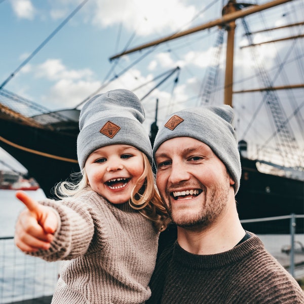 Geschenk zur Geburt | Geschenk Papa | Vater Sohn Partnerlook | Schwangerschaft verkünden | Beanie 2er-Set Hellgrau Meliert