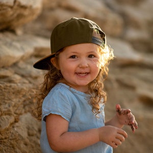 Boné Snapback Infantil Verde Oliva — Boné Infantil — Boné Snapback Infantil — Boné Bebê — Boné Pai Filho — Boné Escolar — 23 Estilos para escolher