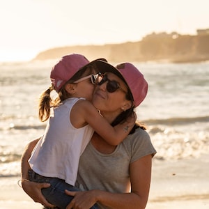Partner look caps set of 2 light red — partner look mother daughter — father son partner look — partner caps — father son cap — Mother&#39;s Day gift