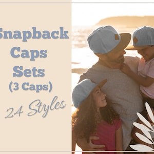 Könnte beinhalten: Eine dreiköpfige Familie trägt passende Baseballkappen in Hellblau und Braun. Der Text "Snapback Caps Sets (3 Caps) 24 Styles" ist auf einem hellbeigen Hintergrund dargestellt.