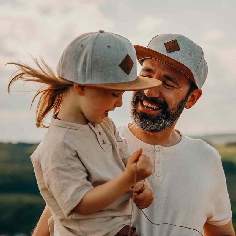 Duo de casquettes parent-enfant