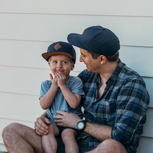 Erstes Vatertagsgeschenk Geburtsgeschenk Bonus Papa Geschenk Schwangerschaft verkünden Vater Sohn Cap Partner Caps 2er-Set Dunkelblau Bild 1