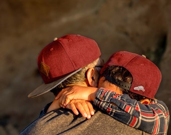 Cadeau de la fête des Pères | Cadeaux de naissance | Cadeau papa | Annoncer une grossesse | Casquette Père Fils | Casquettes partenaires Ensemble de 2 | Rouge foncé