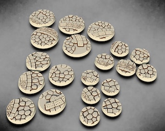 Puede incluir: Un conjunto de 17 bases de juego redondas de plástico de color beige con un diseño texturizado de adoquines. Las bases tienen un diámetro aproximado de 25 mm.