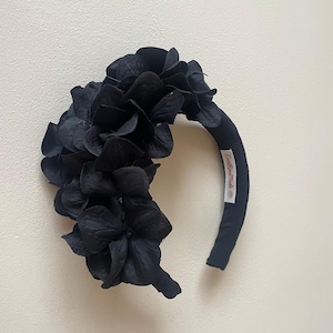 黒のファシネーターヘッドバンド、アジサイのシルクフラワークラウン、パッド入りハンドカバーヘッドバンド、結婚式のゲスト、葬儀イベント、レース、英国製