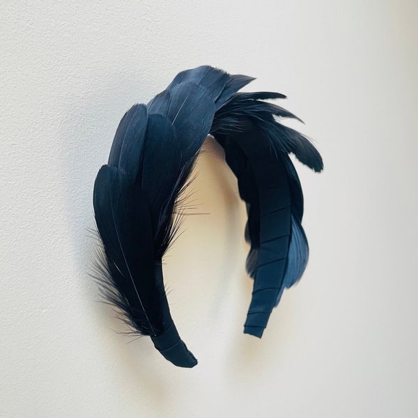 Bandeau en plumes noires, couronne bibi noire, bijou de tête en plumes de luxe, couture pour mariage, événement spécial le jour de la course, fait main au Royaume-Uni