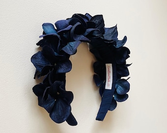 Navy Blau Fascinator Haarband, Ombré Hortensie, Haarband mit Seidenüberzug, Statement Hochzeitsgast, Pferderennen, Festival. auf Bestellung
