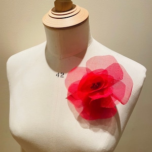 Broches à épingles à fleurs de rose en soie, épingle à revers, broche faite à la main en organza de soie haut de gamme, beau corsage en tissu de soie Rose Perfection image 1