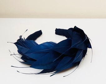 Marine Blau Feder Haarband Fascinator, Krepp Seide bedeckt Krone, High End Statement Brautmutter Hochzeitsgast, Ascot Derby