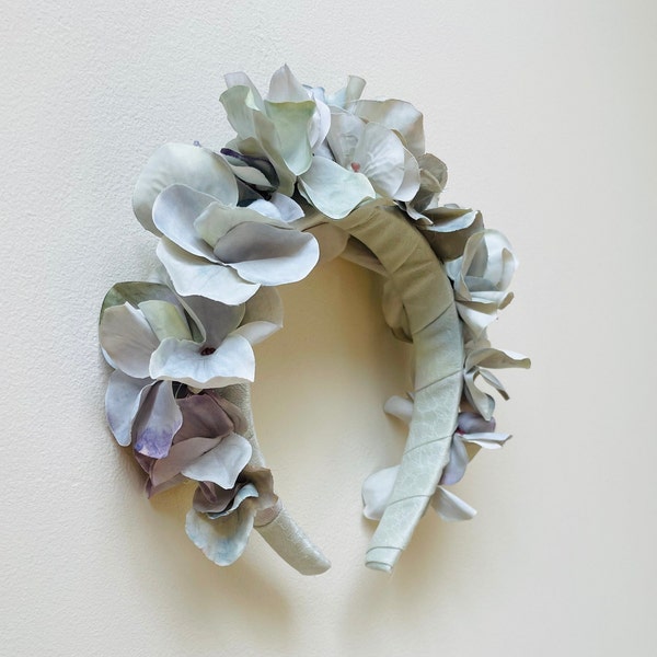 Salbei mint Hortensien Blüten Haarband Fascinator Krone, blau grün Lavendel Ombré Band mit Seidenüberzug, Krone, Hochzeit, handgefertigte Hutmacherkunst