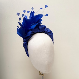 Royal Blau Fascinator Haarband. Feder Seiden Halo Kopfschmuck, Statement Krone, Hochzeitsgast, Mutter der Braut, Anlass Geburtstag, Hochzeitstag