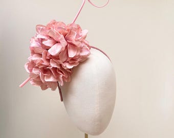 Sombrero tocado de hortensias rosas, invitada de boda, día de la carrera de Ascot Derby