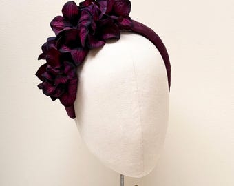 Pflaume Hortensie Stirnband Fascinator, Burgunder Blumenkrone, Luxus dunkle Fushia Statement, Ascot, Derby, Hochzeit, Rennen Damen Tag.