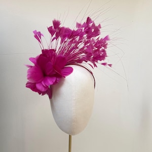 Cerchietto con piume e fiori, fucsia magenta: copricapo per occasioni speciali, gare di matrimonio, festa della donna