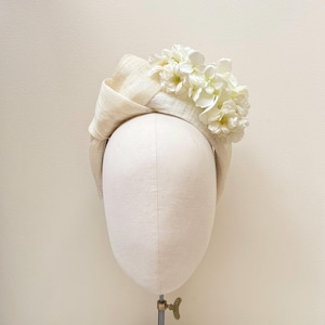 Ivory floral fascinator headband, pale cream blossom flower headpiece, silk abaca turban knot wedding guest, mother of bride, races, ascot