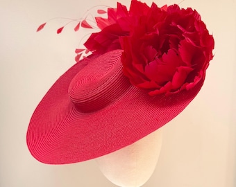 Sombrero rojo llamativo, tocado grande con forma de rueda de carro y flores rosas para bodas y carreras de Ascot Derby.