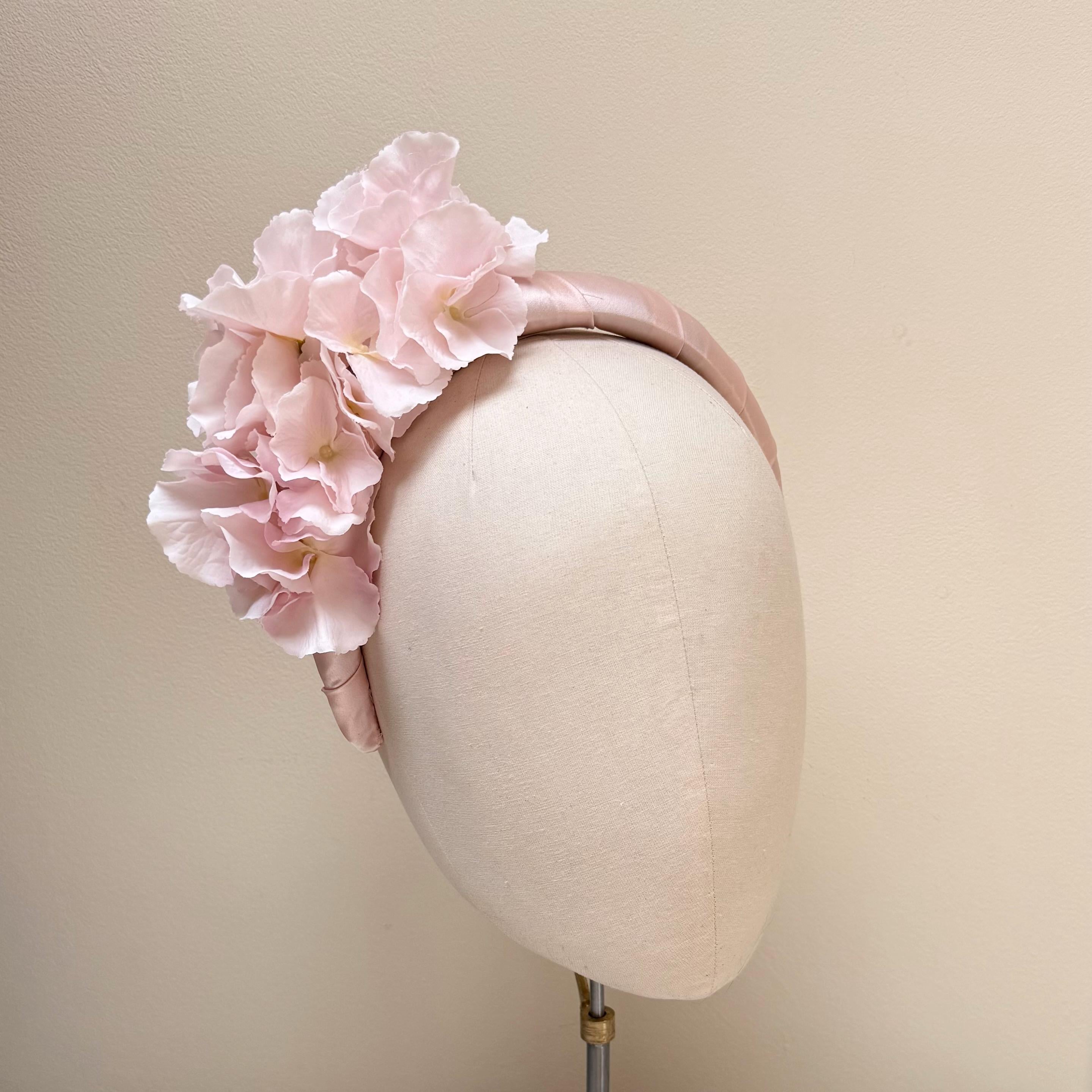 Rosa Fascinator, Hortensie Krone, Fascinator rosa, Halo Band rosa mit Seide überzogen, Statement Kopfschmuck, Hochzeitsgast, Pferderennen, Festivalmode