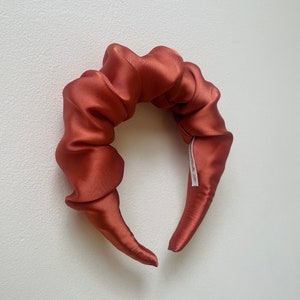 Serre-tête couronne en charmeuse de satin de soie froncé orange brûlé rouille, serre-tête pour invités de mariage