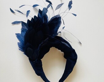 Diadema fascinadora azul marino, diadema de plumas de declaración premium, pluma de plumas grande, Ascot, derby, boda de carreras, madre de la novia