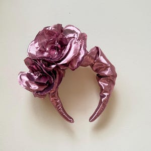 Tocado con flores grandes de color rosa metalizado, tocado llamativo, para invitados de boda, gala, fiesta, festival, diseño de Evierosmade.