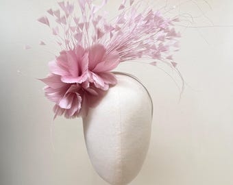 ピンクの羽根と花のファシネーターヘッドバンド、アスコットミリナリーのヘッドピース