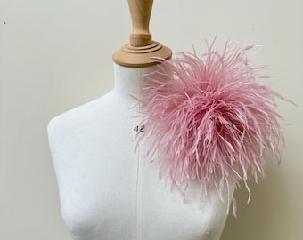 Broche de plumas de avestruz rosa oscuro, broche grande con ramillete de flores llamativo, accesorio para ocasiones especiales