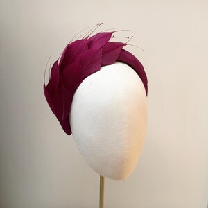 Vinröd fjäderfascinator-huvudband, rent siden Vadderat vinrött huvudbonad för bröllop och tävlingar