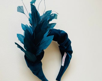 Faszinierendes blaugrünes Feder-Stirnband, luxuriöser Fascinator aus blauem Samt, einzigartiges Stirnband, Halo-Kopfschmuck aus Seide, Krone, Hochzeits-Couture, Rennen.
