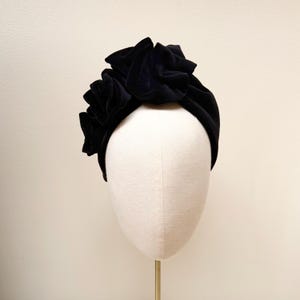 Bandeau en velours noir avec appliques à volants, bandeau rembourré pour tenues de cérémonie