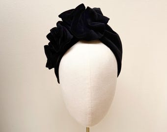 Tiara preta de veludo com apliques de babados, fascinator acolchoado para ocasiões especiais.