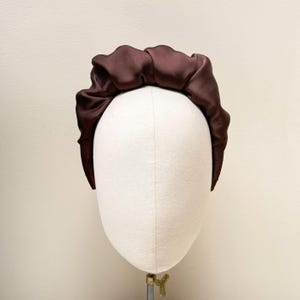 Serre-tête fascinateur à volants brun chocolat. Serre-tête gonflé en satin de soie rembourré. Invité de mariage, bandeau de cérémonie pour femmes