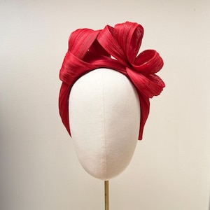 Turbante con lazo de abacá de seda roja, tocado para carreras del derbi de Ascot o bodas.