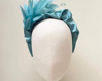 Teal veren hoofdband fascinator, Duck ei zijde satijn bedekt handgemaakte modevak zendspoel bruiloft, ascot, festival