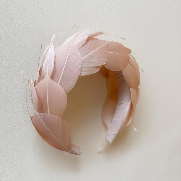 Diadema tocado de plumas color albaricoque rosado, corona de seda, para invitada de boda