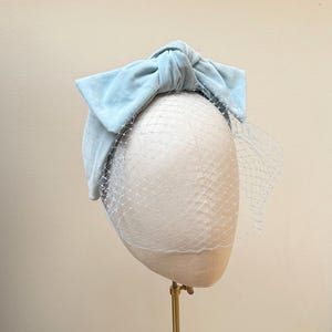 Diadema con lazo de terciopelo azul pálido, tocado estilo vintage para bodas, accesorio de terciopelo en colores