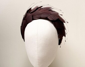 schokobrauner Fascinator Federkronen-Kopfschmuck Gepolstertes Halo-Headpiece für Hochzeitsgäste, Cheltenham-Rennen