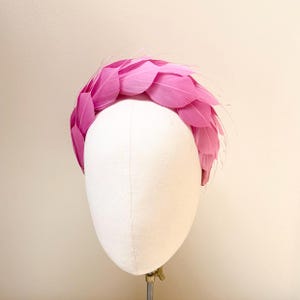 rosa Feder Fascinator Haarband, Luxus Haarschmuck mit Seidenpolsterung, für Mutter der Braut, Hochzeitsgast, Festival Gala, Renntag