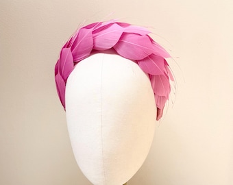キャンディピンクのフェザーファシネーターヘッドバンド、高級シルクハローヘッドピース